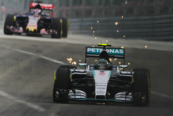 Искры из-под машины Нико Росберга, Mercedes AMG F1 W06