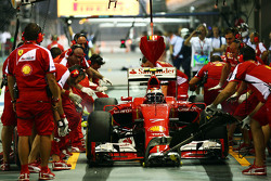 Кими Райкконен, Ferrari SF15-T тренирует пит-стоп