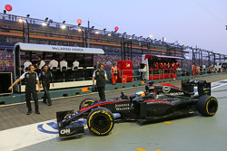 Fernando Alonso, McLaren MP4-30, en los pits