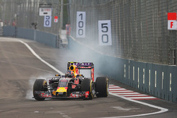 Daniil Kvyat, Red Bull Racing RB11 bloque une roue au freinage