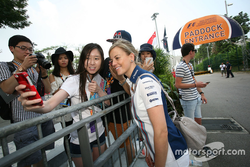 Susie Wolff, Williams, Entwicklungsfahrerin, mit den Fans