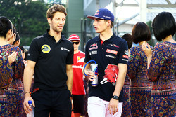 Romain Grosjean, Lotus F1 Team avec Max Verstappen, Scuderia Toro Rosso lors de la parade des pilotes