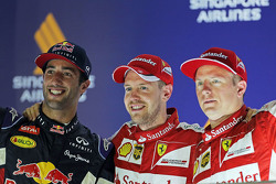 Pódio: Sebastian Vettel, Ferrari, Daniel Ricciardo, Red Bull Racing, e Kimi Raikkonen, Ferrari