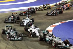 Lewis Hamilton, Mercedes AMG F1 W06, Nico Rosberg, Mercedes AMG F1 W06 e Valtteri Bottas, Williams FW37 durante a largada do GP de Cingapura
