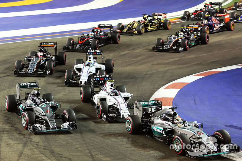 Lewis Hamilton, Mercedes AMG F1 W06, Nico Rosberg, Mercedes AMG F1 W06 e Valtteri Bottas, Williams FW37 durante a largada do GP de Cingapura