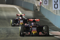 Max Verstappen, Scuderia Toro Rosso STR10 voor Carlos Sainz Jr., Scuderia Toro Rosso STR10