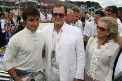 Bruno Spengler pose avec Sir Roger Moore et sa femme Christina 'Kiki' Tholstrup
