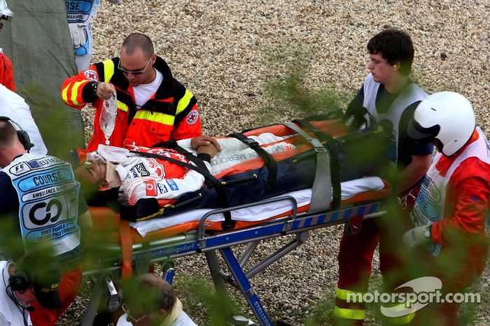 Duro accidente de Lewis Hamilton, McLaren Mercedes, MP4-22, en clasificación