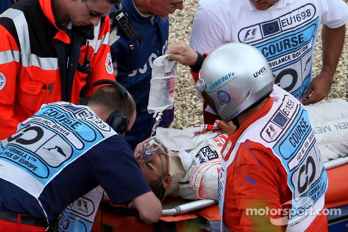 Duro accidente de Lewis Hamilton, McLaren Mercedes, MP4-22, en clasificación