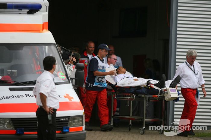 Lewis Hamilton, primero en camilla y luego en helicóptero hacia el hospital tras su accidente