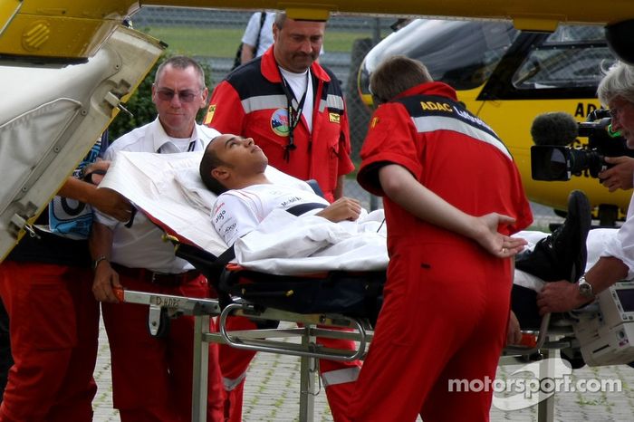 Lewis Hamilton, primero en camilla y luego en helicóptero hacia el hospital tras su accidente