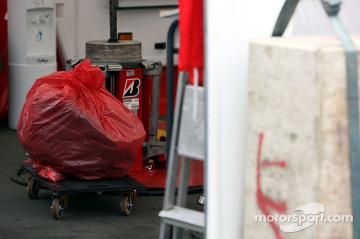 La rueda delantera del McLaren-Mercedes de Lewis Hamilton, devuelta a Bridgestone