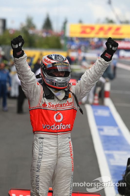 El ganador de la carrera Fernando Alonso lo celebra