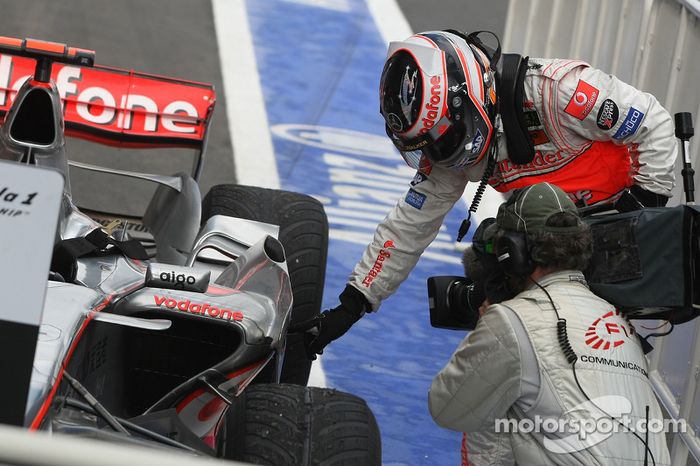 El ganador Fernando Alonso señala donde le tocó Felipe Massa