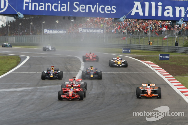 Restart: Felipe Massa, Ferrari F2007; Markus Winkelhock, Spyker F1 Team F8-VII