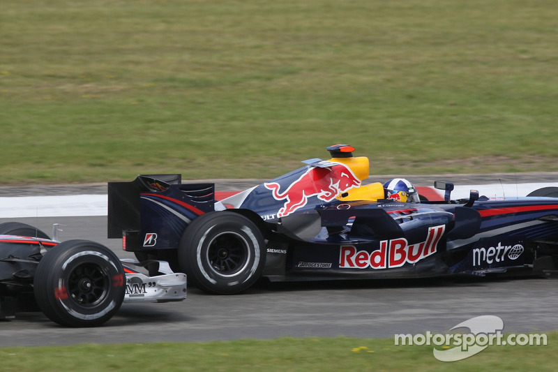 Lewis Hamilton, McLaren Mercedes y David Coulthard, Red Bull Racing antes de la entrada del pit lane