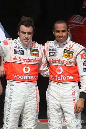 Ganador de la pole Fernando Alonso, segundo, Lewis Hamilton, y tercero Nick Heidfeld
