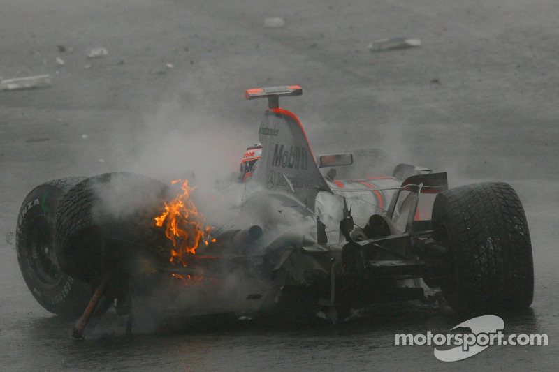 Fernando Alonso, McLaren Mercedes, crash