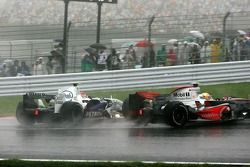 Robert Kubica,  BMW Sauber F1 Team choca con Lewis Hamilton, McLaren Mercedes