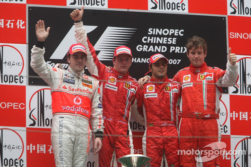 2ème Fernando Alonso, McLaren Mercedes avec le 1er Kimi Raikkonen, Scuderia Ferrari, le 3ème Felipe Massa, Scuderia Ferrari et Rob Smedly, Scuderia Ferrari, ingénieur piste de Felipe Massa