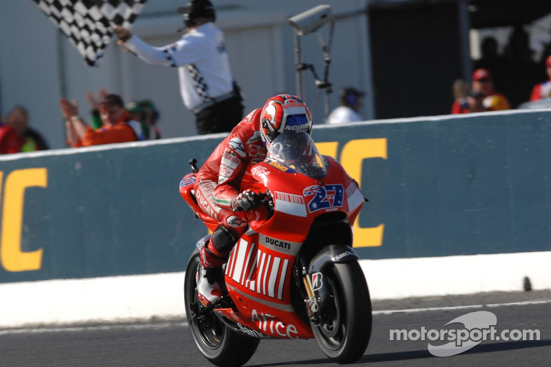 Casey Stoner prende la bandiera a scacchi