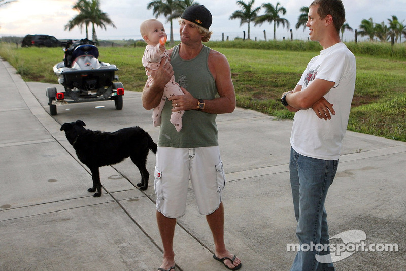 Sebastian Vettel, Scuderia Toro Rosso à Hawai (Haleakala Parc National) rencontre la légende de surf Robby Naish