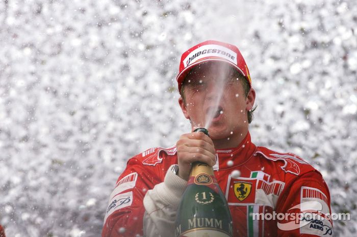 Podio: ganador de la carrera y campeón del mundo 2007 Kimi Raikkonen