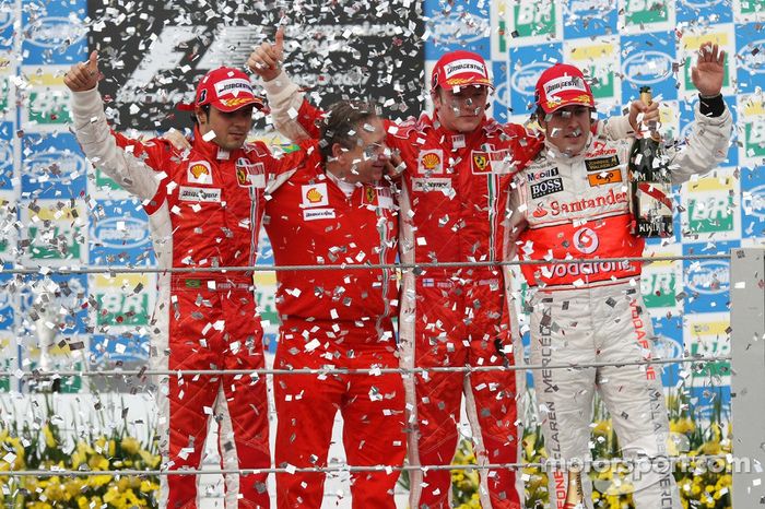 Podio: ganador de la carrera y campeón del mundo 2007 Kimi Raikkonen, segundo lugar Felipe Massa, tercer lugar Fernando Alonso y Jean Todt