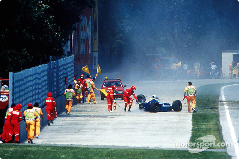 El acidente fatal de Ayrton Senna en la curva Tamburello: miembros del equipo de seguridad llegan al rescate