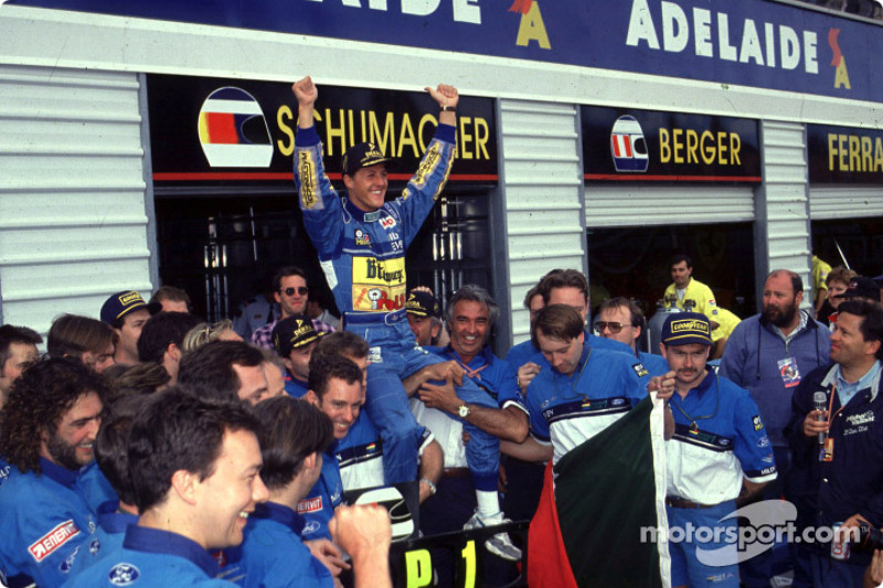 Campeón de la Fórmula 1 1994, Michael Schumacher celebra con su equipo.