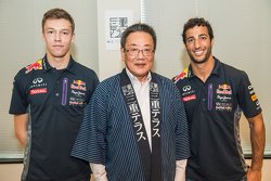 Daniel Ricciardo, Red Bull Racing e Daniil Kvyat, Red Bull Racing con Eiichi Ishigaki, vice-governat