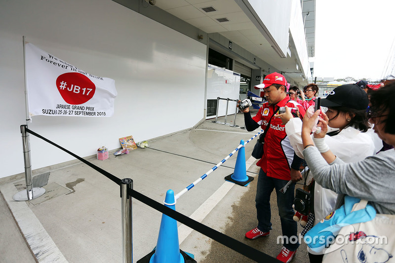 Tributo a Jules Bianchi no pit lane