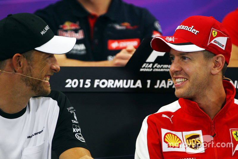 Jenson Button, McLaren com Sebastian Vettel, Ferrari na coletiva de imprensa da FIA