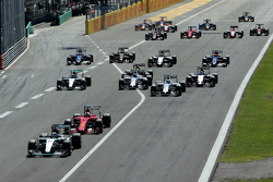 Start: Lewis Hamilton, Mercedes AMG F1 W06 leads
