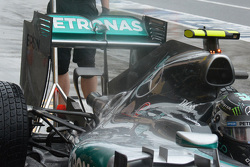 Mercedes W06 Hybrid, dettaglio flap mobile tagliato nell'ala posteriore