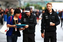 Fernando Alonso, McLaren con su compañero de equipo Jenson Button, McLaren