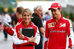 Esteban Gutierrez, Ferrari com Britta Roeske, Assessora de Imprensa da Ferrari