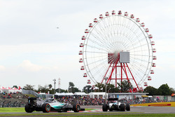 Valtteri Bottas, Williams FW37 devant Nico Rosberg, Mercedes AMG F1 W06