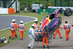 Разбитую машину Red Bull Racing RB11 Даниила Квята эвакуируют после аварии в квалификации