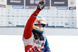 Le vainqueur Oliver Rowland, Fortec Motorsports