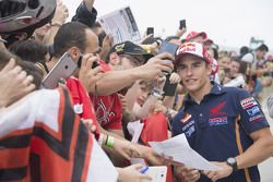 Marc Márquez, Repsol Honda Team firma autógrafo a un fan