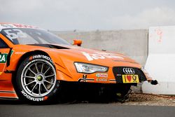 La voiture endommagée de Jamie Green, Audi Sport Team Rosberg Audi RS 5 DTM