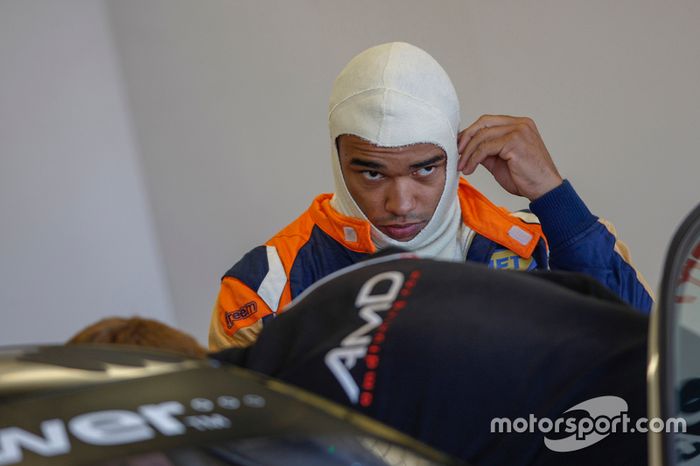 Nicolas Hamilton se prepara para entrar no carro