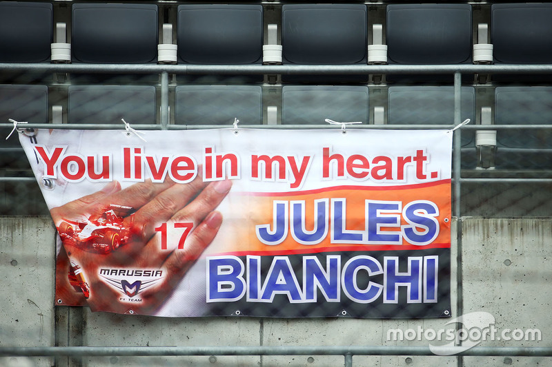 Cartelloni in ricordo di Jules Bianchi