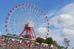 Les fans dans la tribune et la grande roue