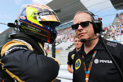 Pastor Maldonado, Lotus F1 Team com Mark Slade, Lotus F1 Team Race Engineer on the grid