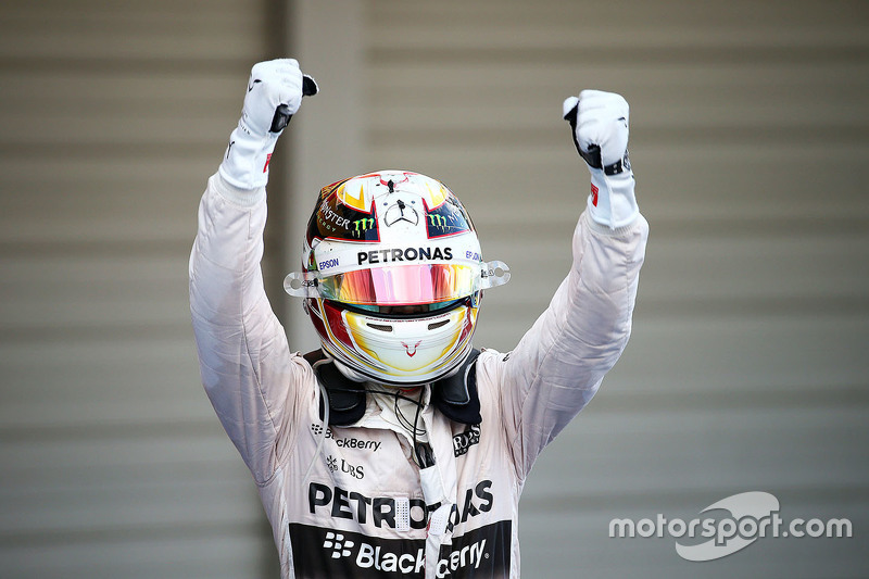 Vencedor Lewis Hamilton, Mercedes AMG F1 Team celebra no parc ferme