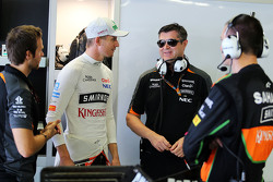 Nico Hulkenberg, Sahara Force India F1 avec Bradley Joyce, Ingénieur de Course Sahara Force India F1