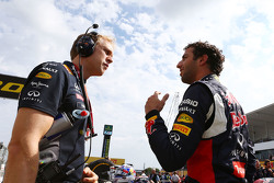 Daniel Ricciardo, Red Bull Racing avec Stuart Smith, physio Red Bull Racing sur la grille