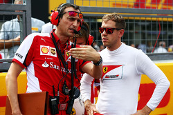Sebastian Vettel, Ferrari con Riccardo Adami, Ferrari ingeniero de carrera en la parrilla